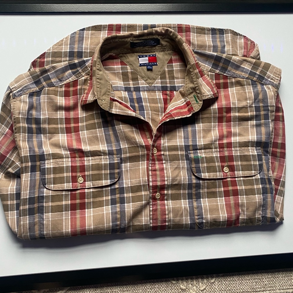 Men’s Tommy Hilfiger Button Up Size: XL